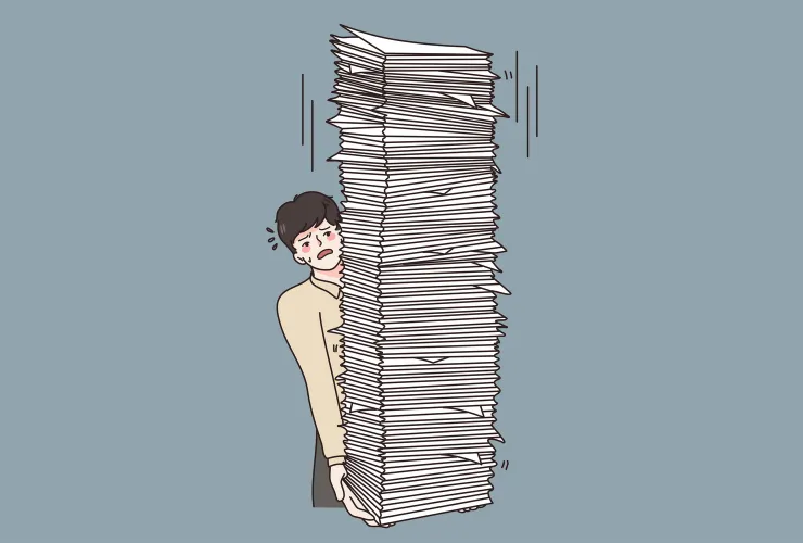 紙をたくさん持っている男性